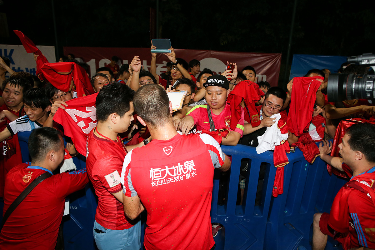 球队球迷积极参与球队活动,营造团结氛围的简单介绍 球队球迷积极参与球队活动,营造团结氛围的简单介绍