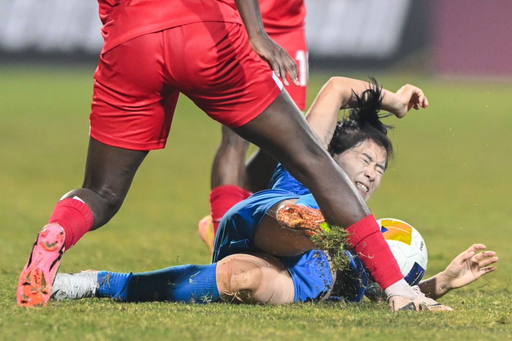 世界女足联赛盛大启幕,球迷热情参与观赛 世界女足联赛盛大启幕,球迷热情参与观赛