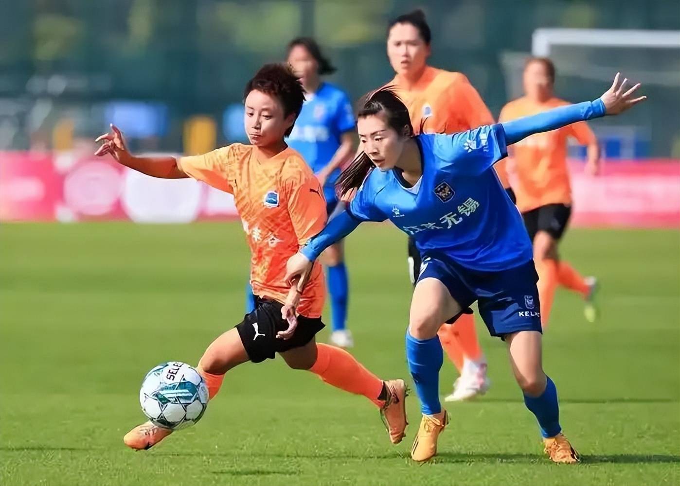 世界女足联赛盛大启幕,球迷热情参与观赛 世界女足联赛盛大启幕,球迷热情参与观赛