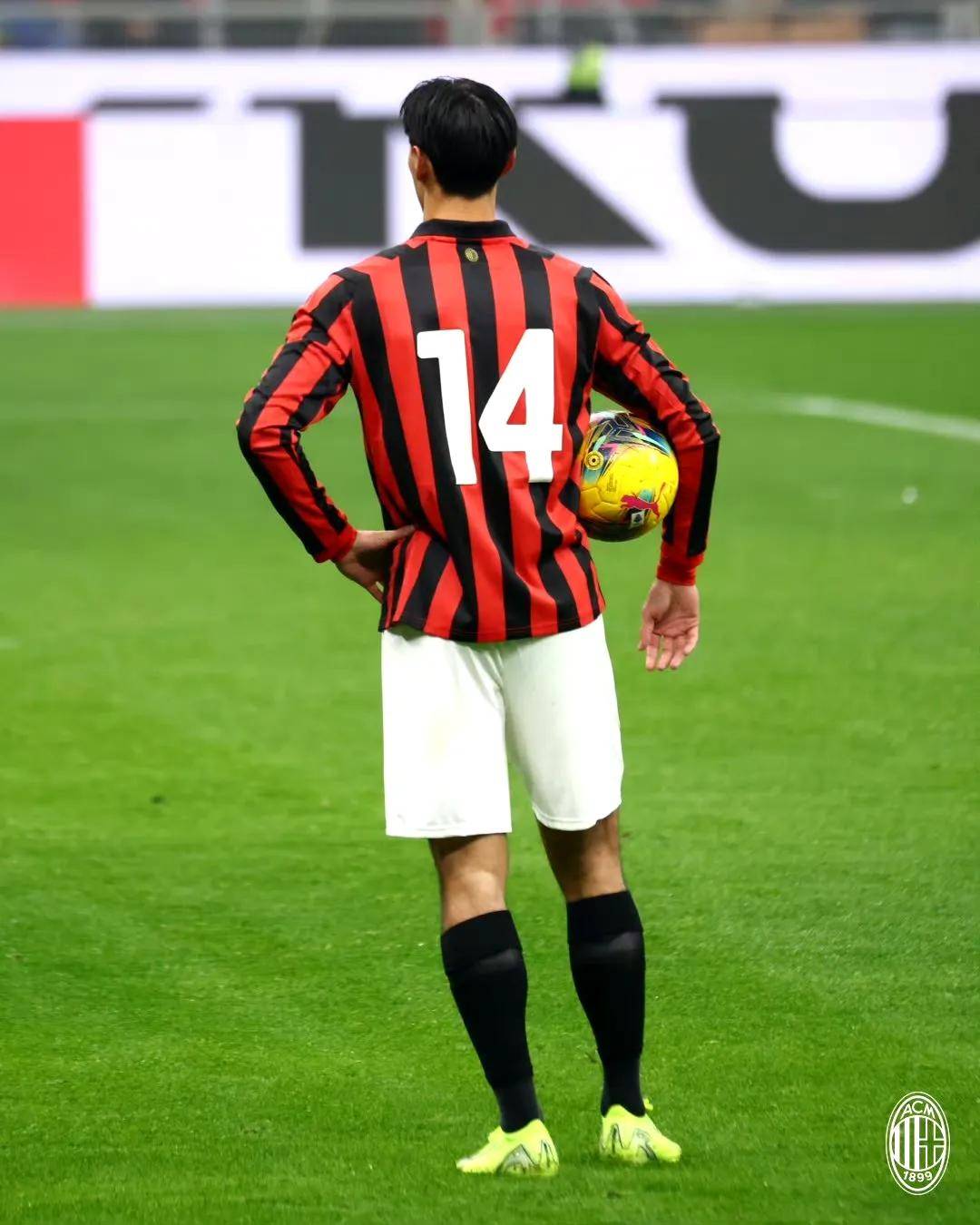 意甲球员在赛场上熠熠生辉，创造传奇的简单介绍