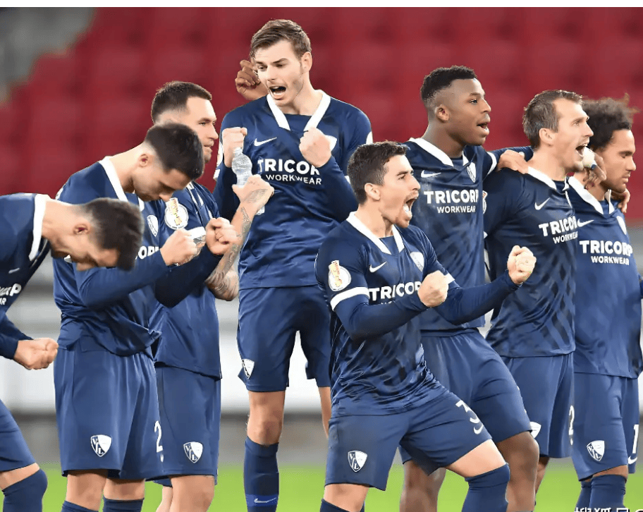 门兴格拉德巴赫向沙尔克发起挑战的简单介绍 门兴格拉德巴赫向沙尔克发起挑战的简单介绍