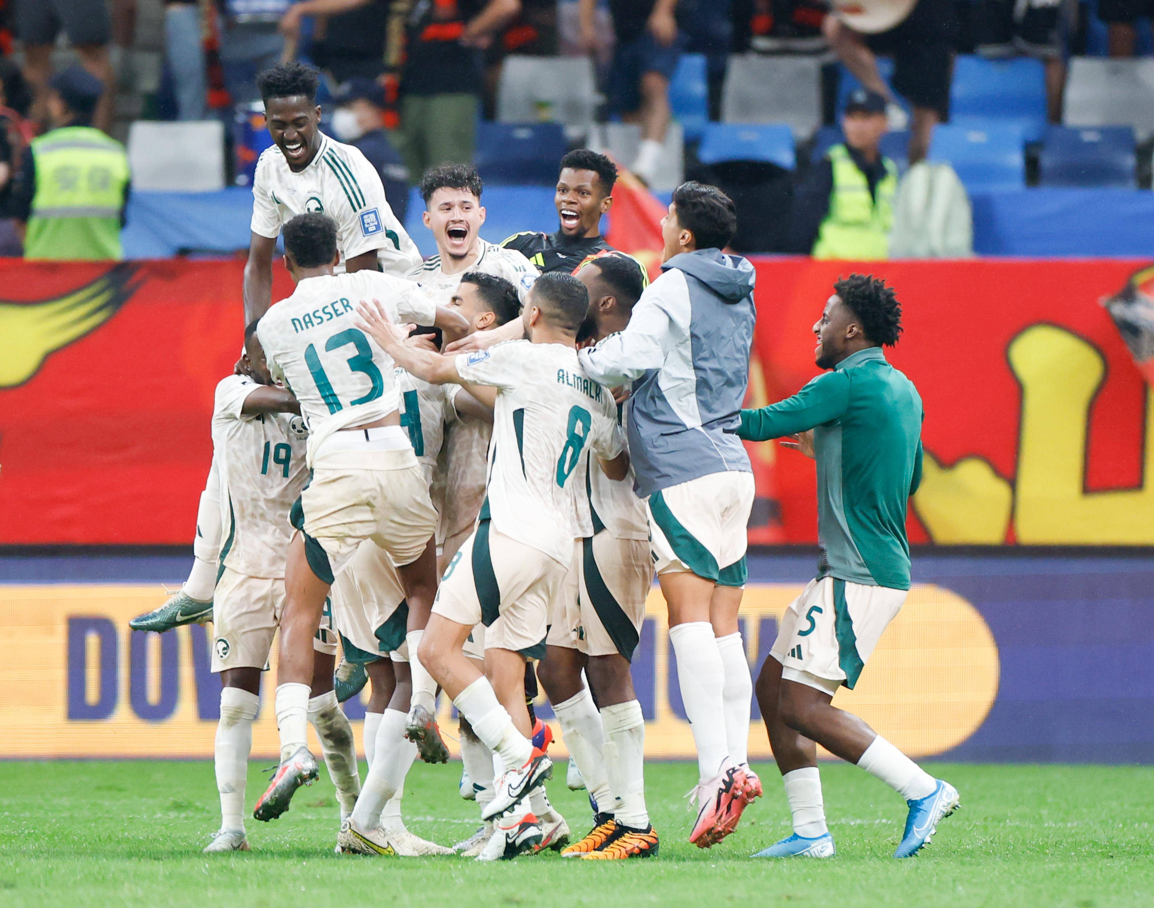 包含备受瞩目的国际足球盛事拉开帷幕的词条