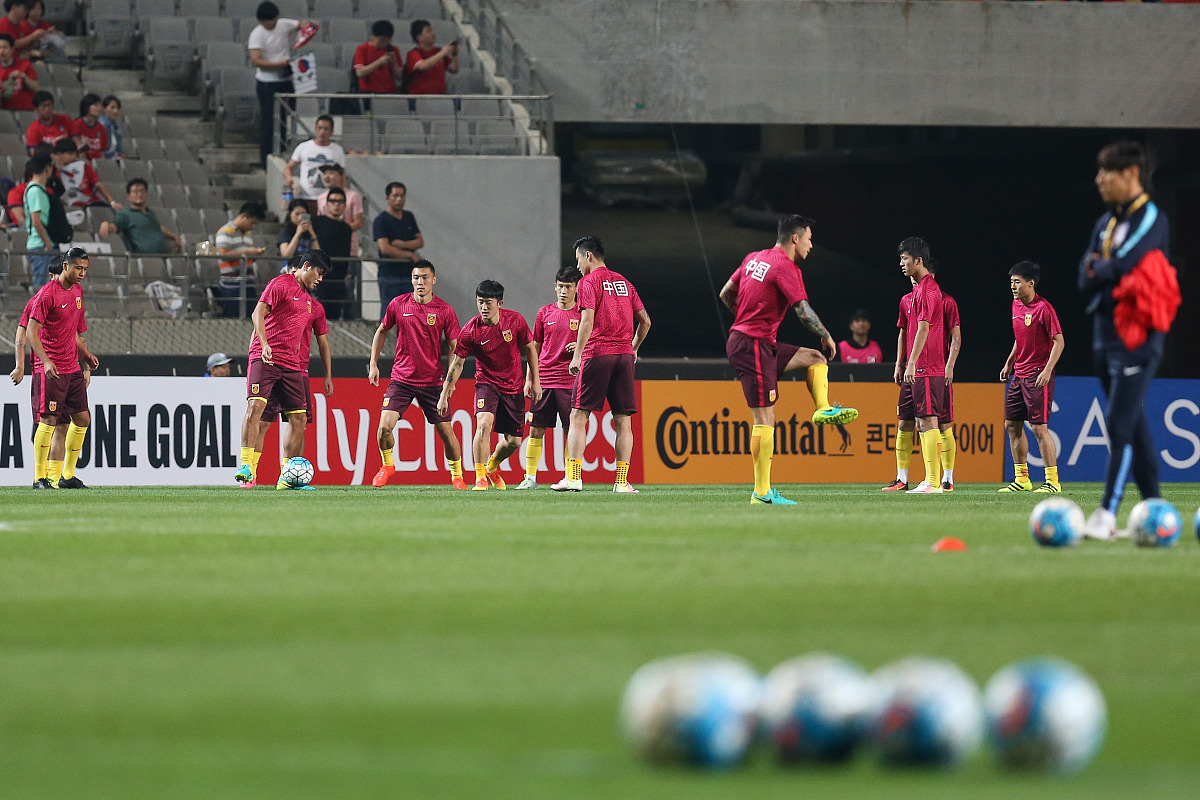 实力相当的两支球队将在本场比赛中展开激烈对决! 实力相当的两支球队将在本场比赛中展开激烈对决!