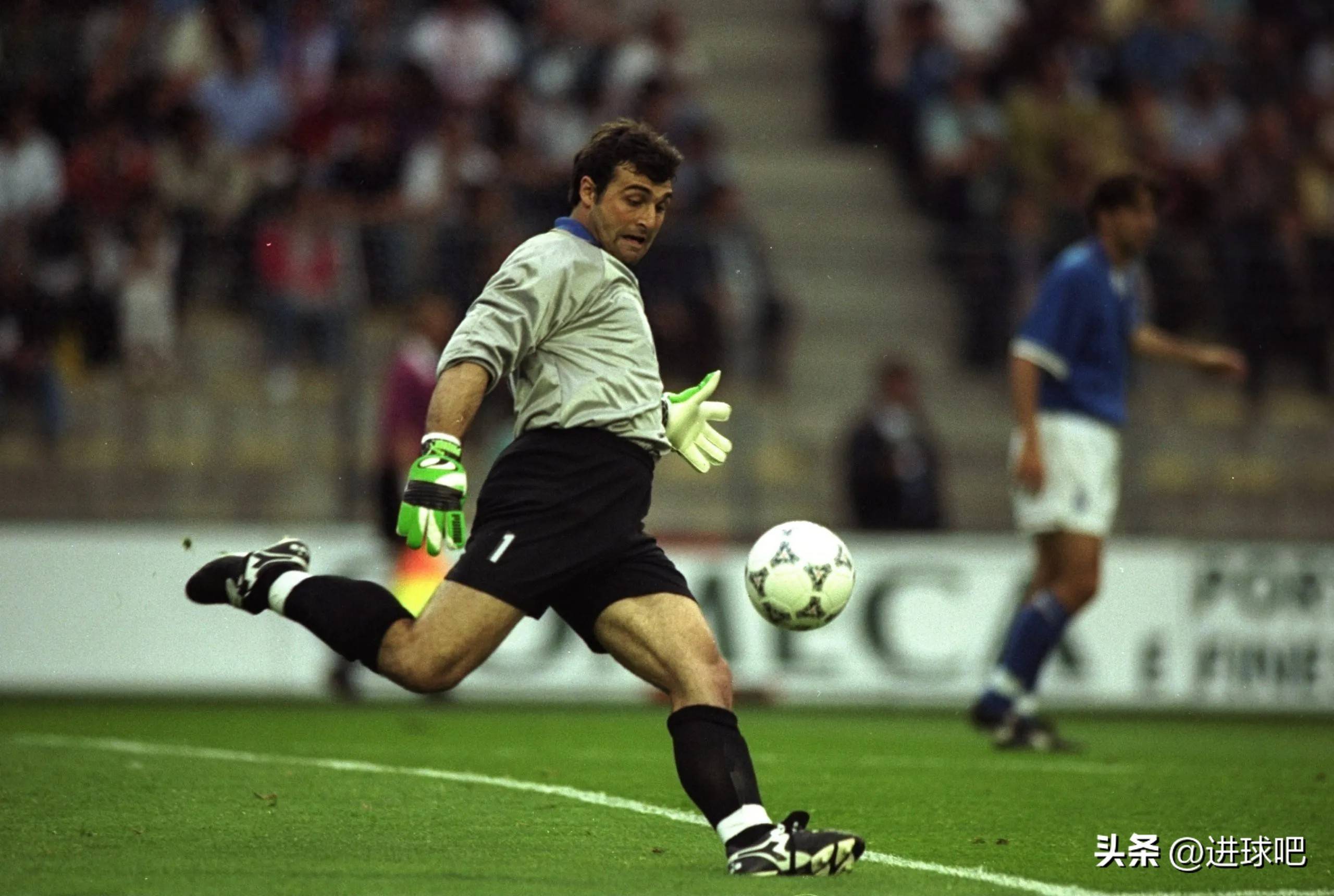 意大利杯赛场:球队飒爽英姿势必飞跃 意大利杯赛场:球队飒爽英姿势必飞跃