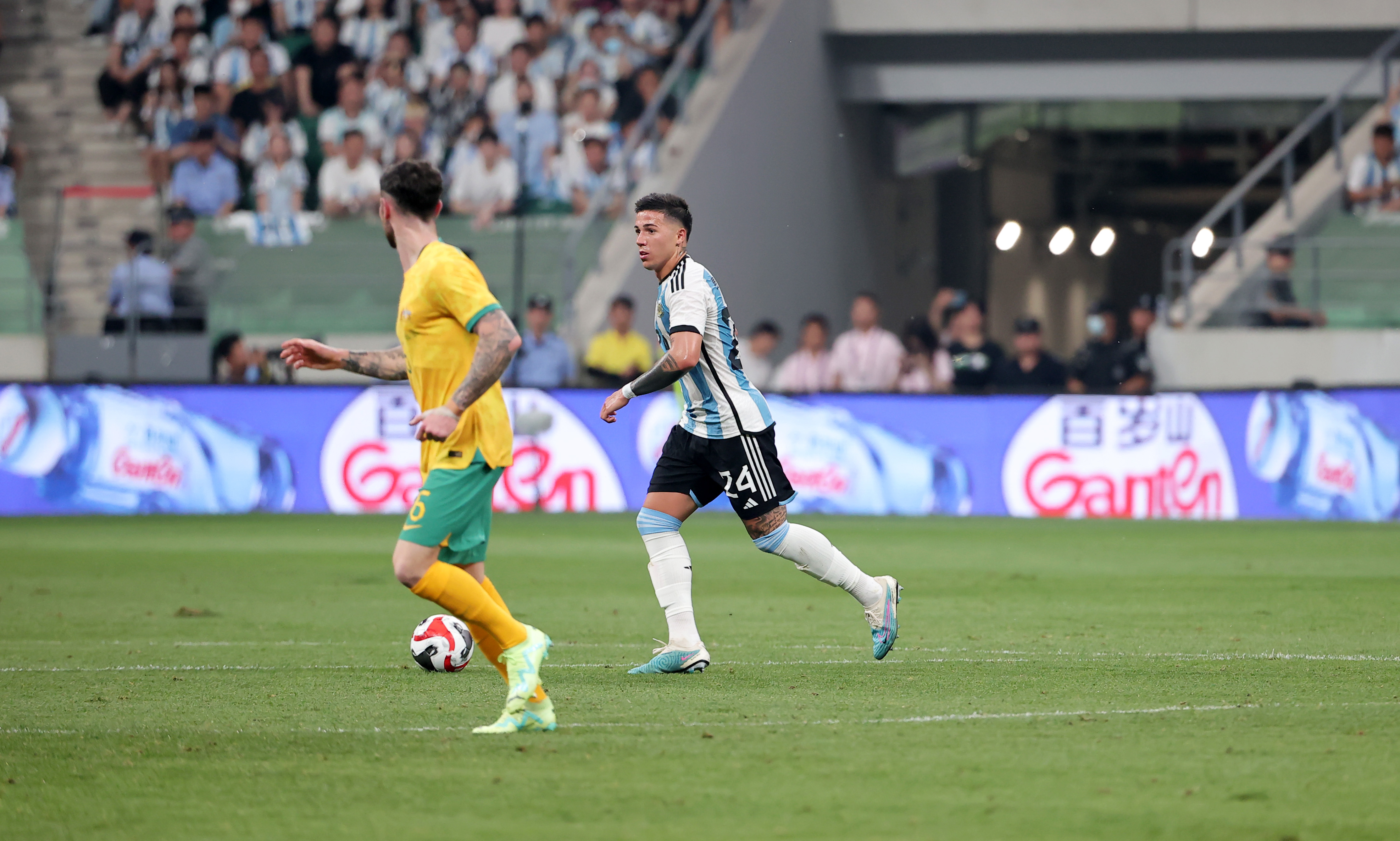 包含西班牙VS澳大利亚：激烈篮球对抗引人注目的词条