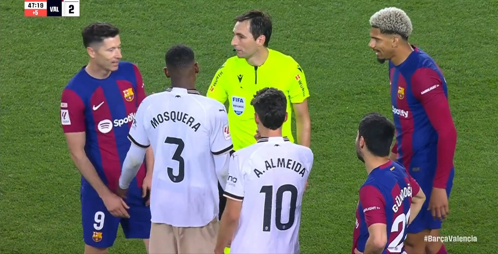 巴塞罗那遭遇不利判罚，主场失利