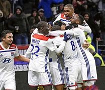 包含里昂客场不敌阿维尼翁，遭遇不败纪录终结的词条