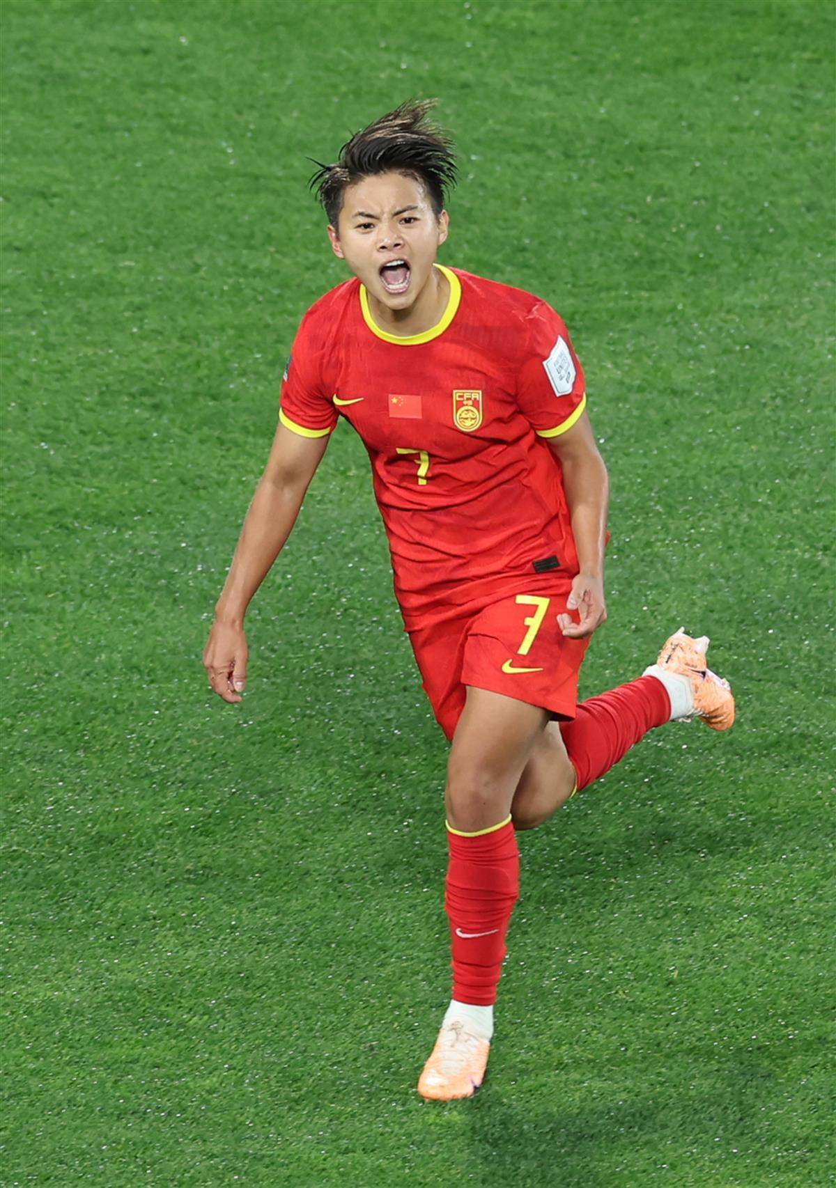 足球女运动员实力强劲，场上斩获胜利的简单介绍