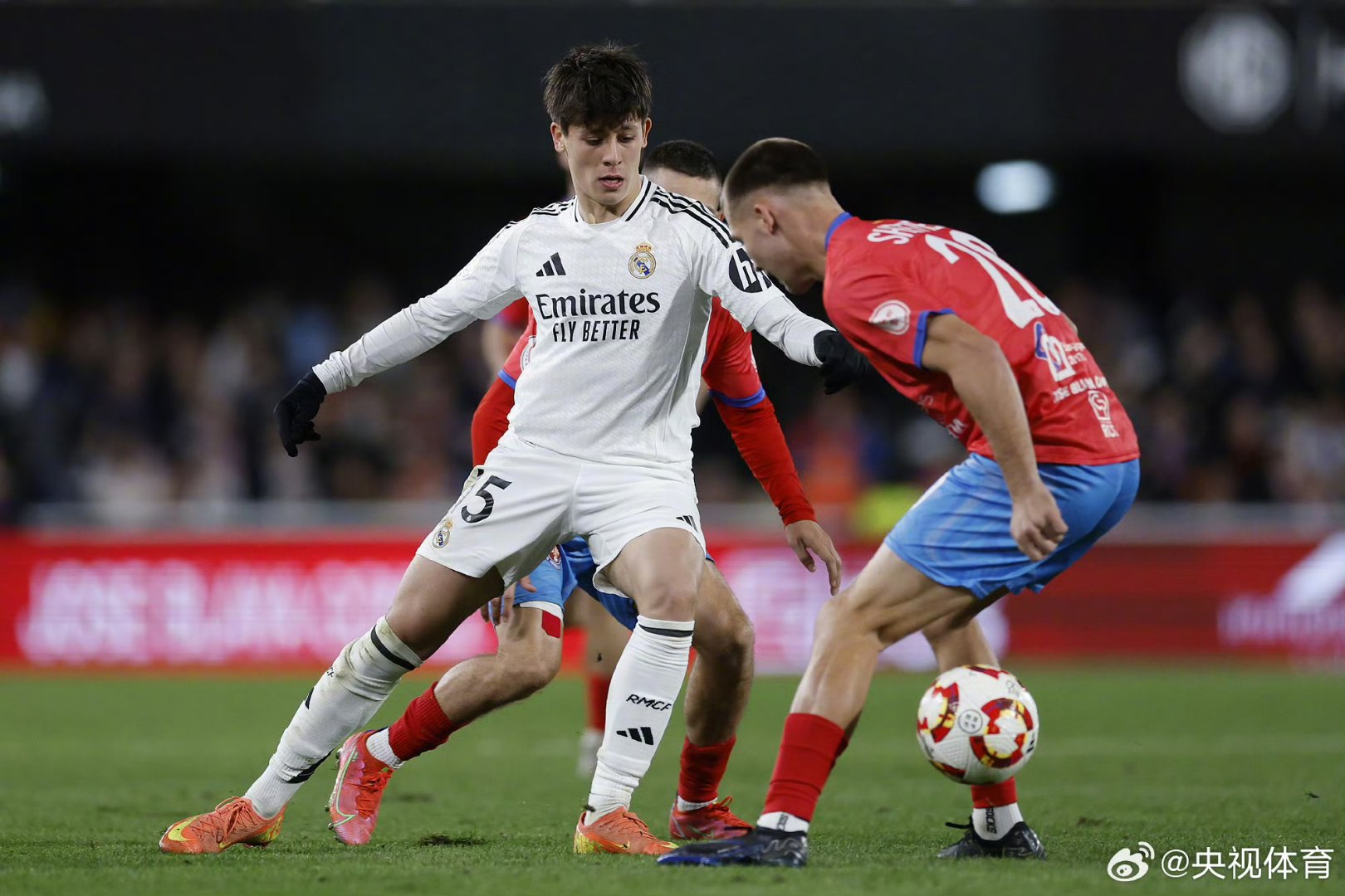 皇家马德里战平巴黎，兹拉坦破门建功的简单介绍