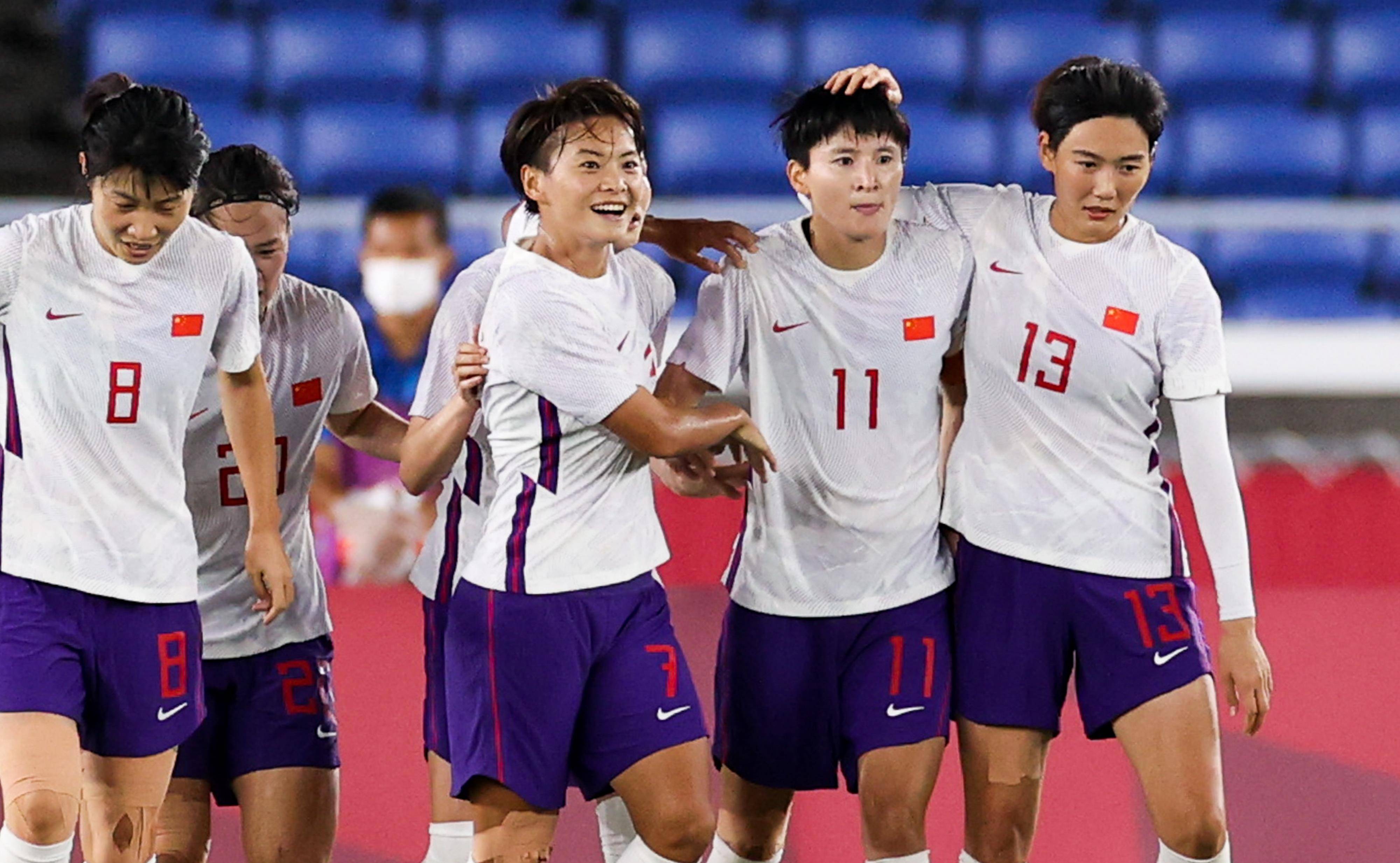 关于中国女足在球场上展现出团结一心的决心的信息