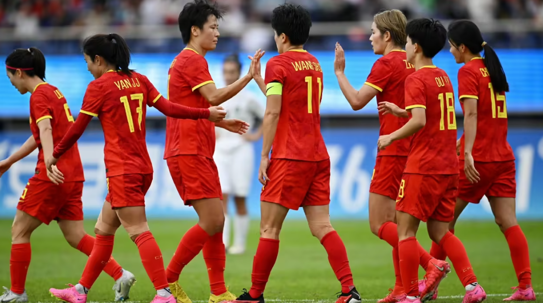 关于中国女足在球场上展现出团结一心的决心的信息