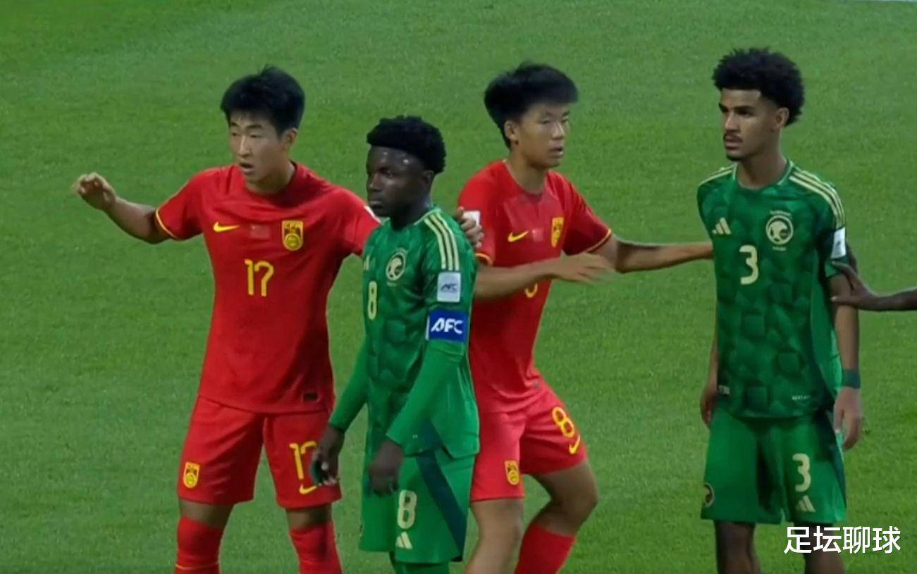 突发事件在足坛比赛中引起轰动，成为热门话题