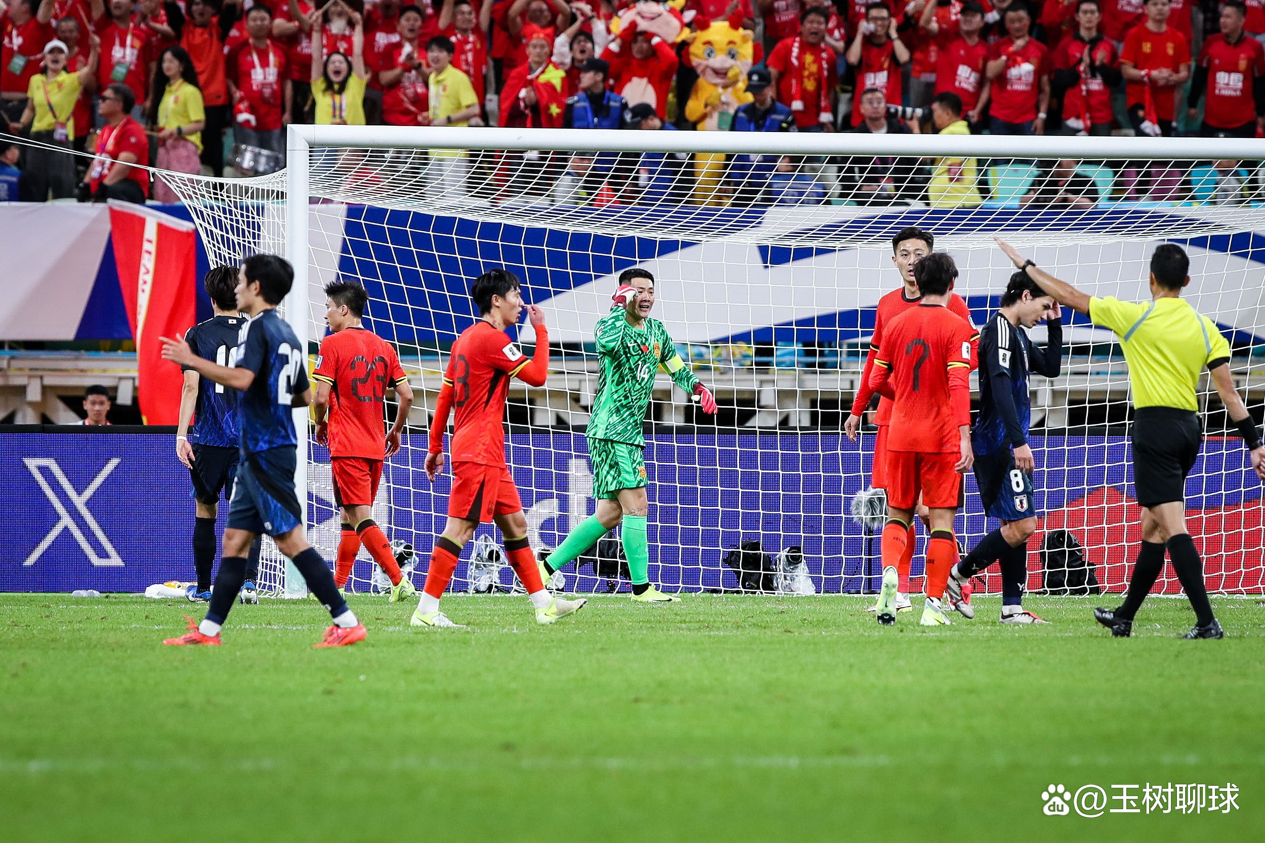 突发事件在足坛比赛中引起轰动，成为热门话题