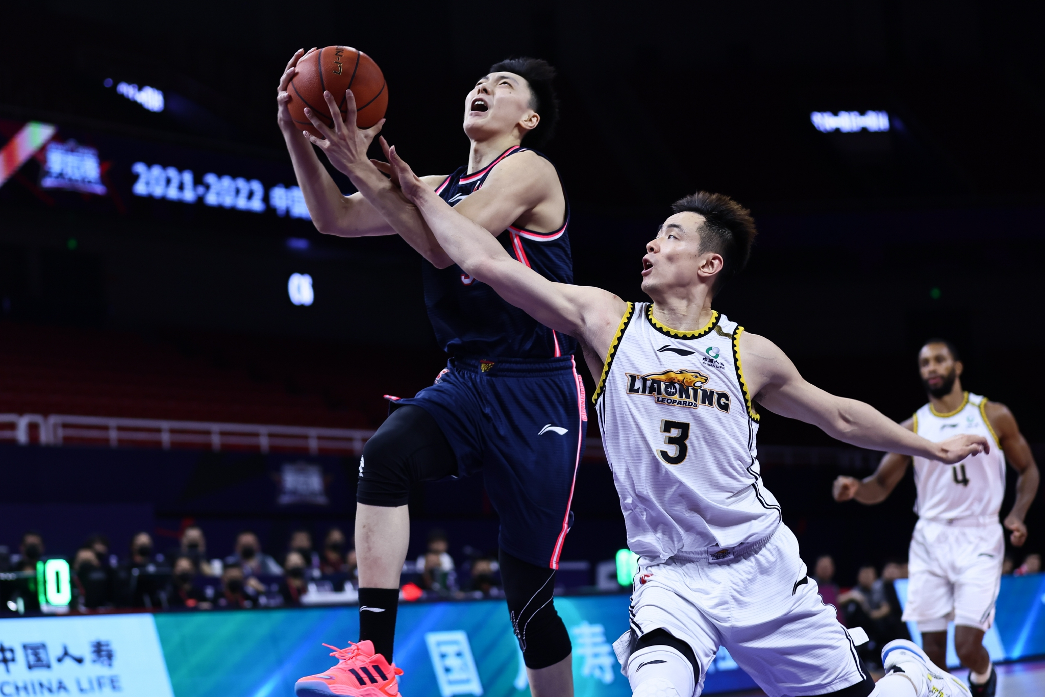 大理男篮大获全胜，登上领先位置