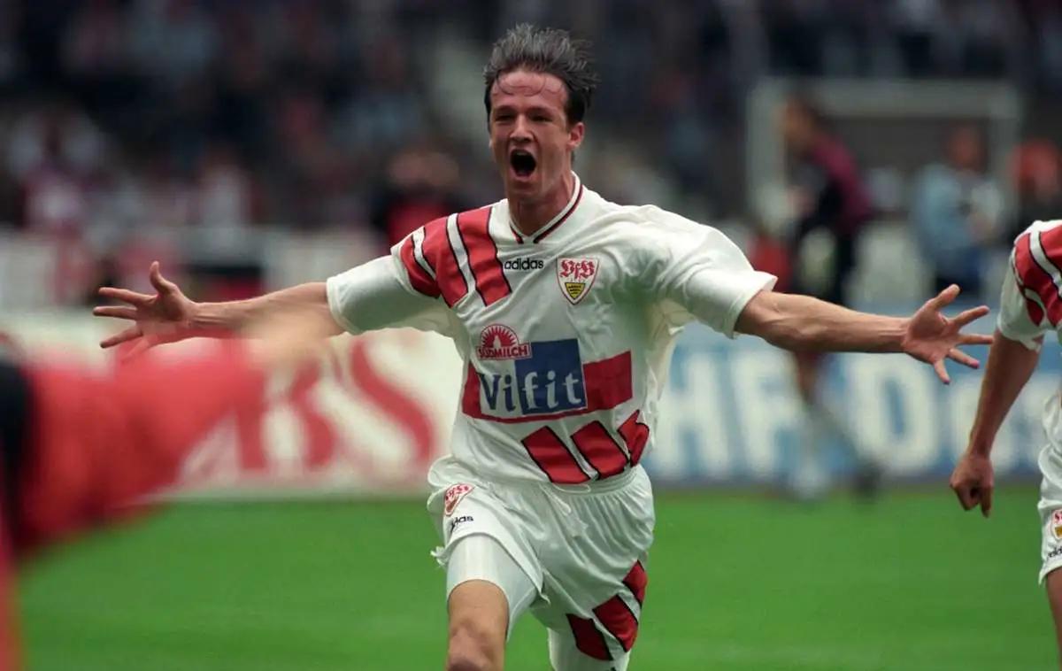 包含弗赖堡队长表现出色，成为球队精神支柱的词条