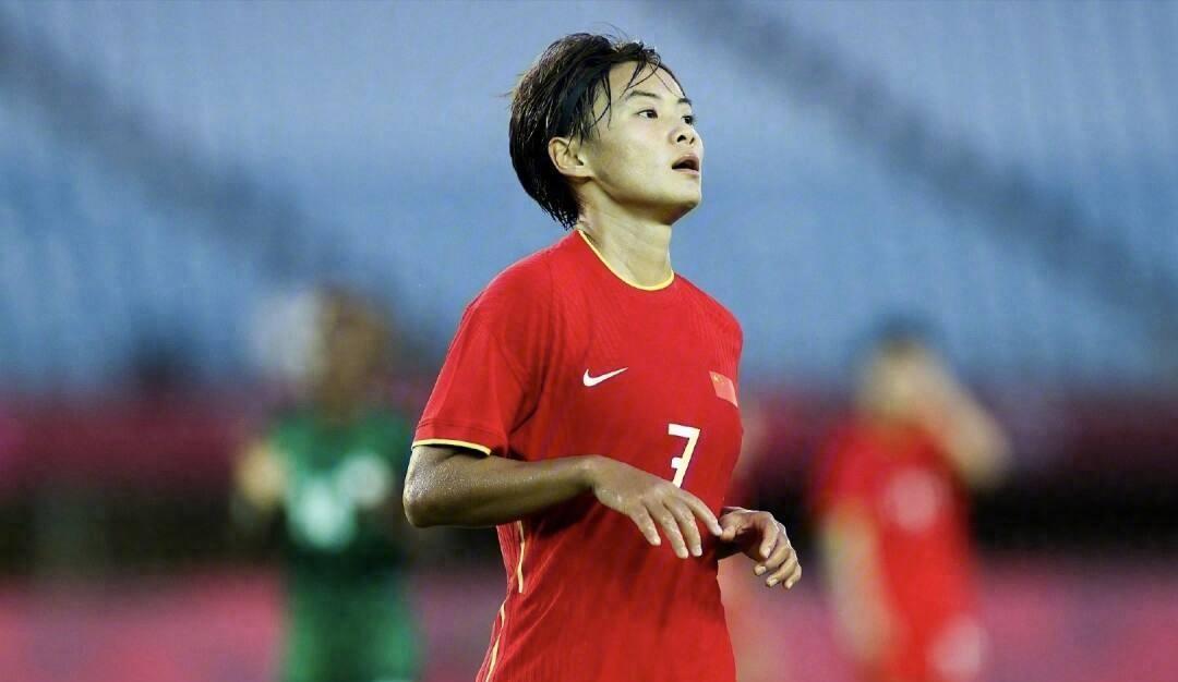 女足运动员表现出色,赢得观众喝彩 女足运动员表现出色,赢得观众喝彩