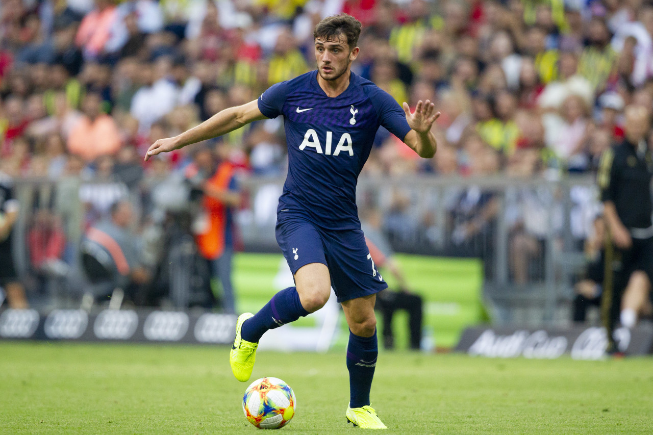 包含阿尔克马尔在后卫线上的表现备受关注的词条