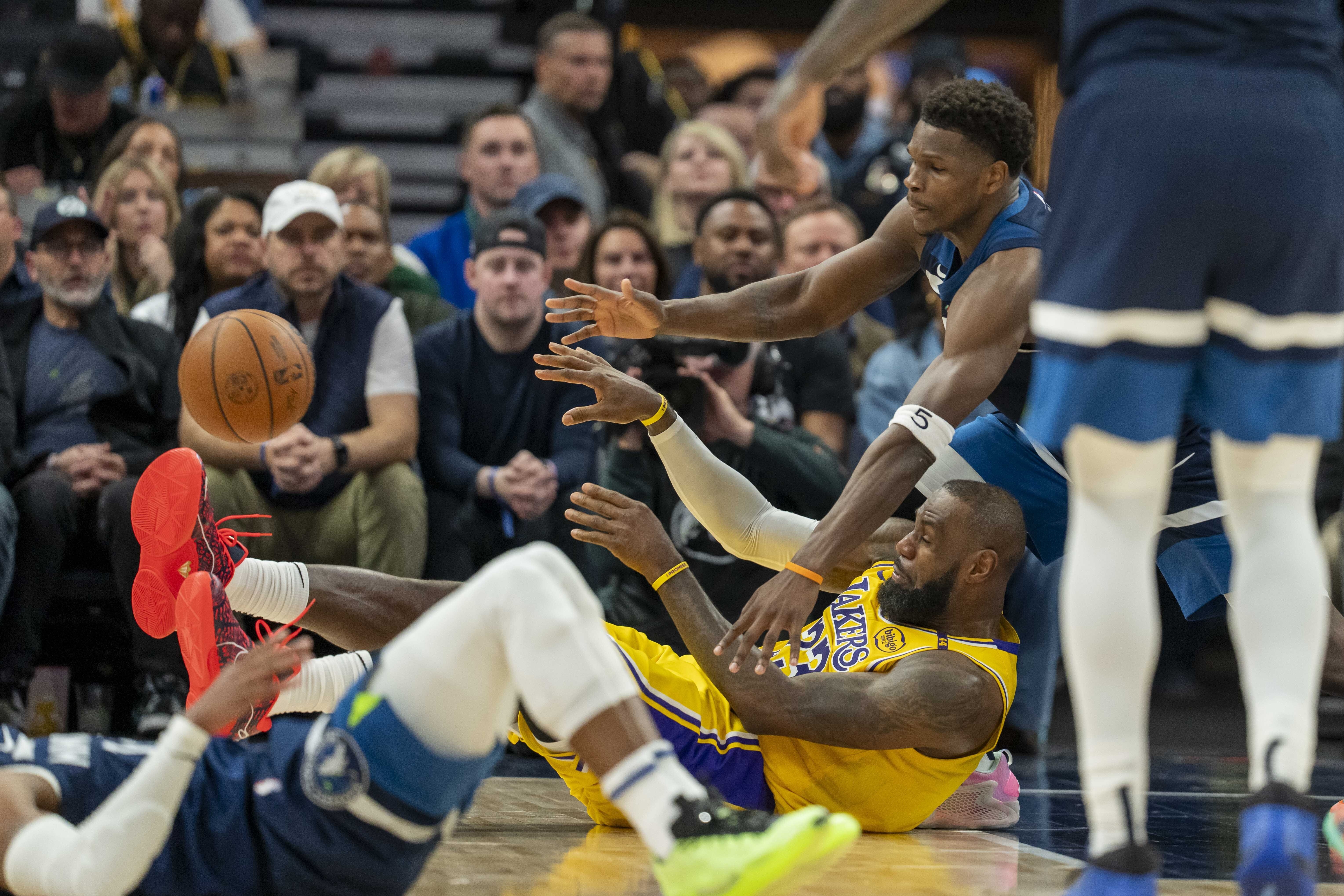 雄鹿击败步行者,取得主场胜利 雄鹿击败步行者,取得主场胜利