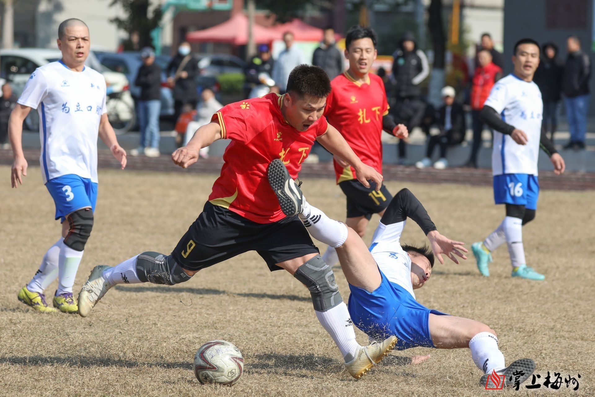 本轮足球联赛的场面火爆异常 本轮足球联赛的场面火爆异常