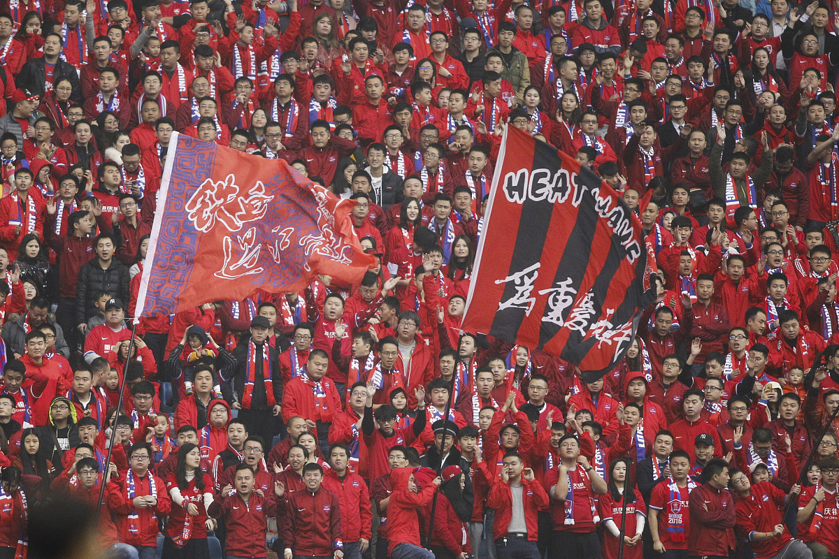 关于严峻的赛场考验球队的战术和团队精神的信息