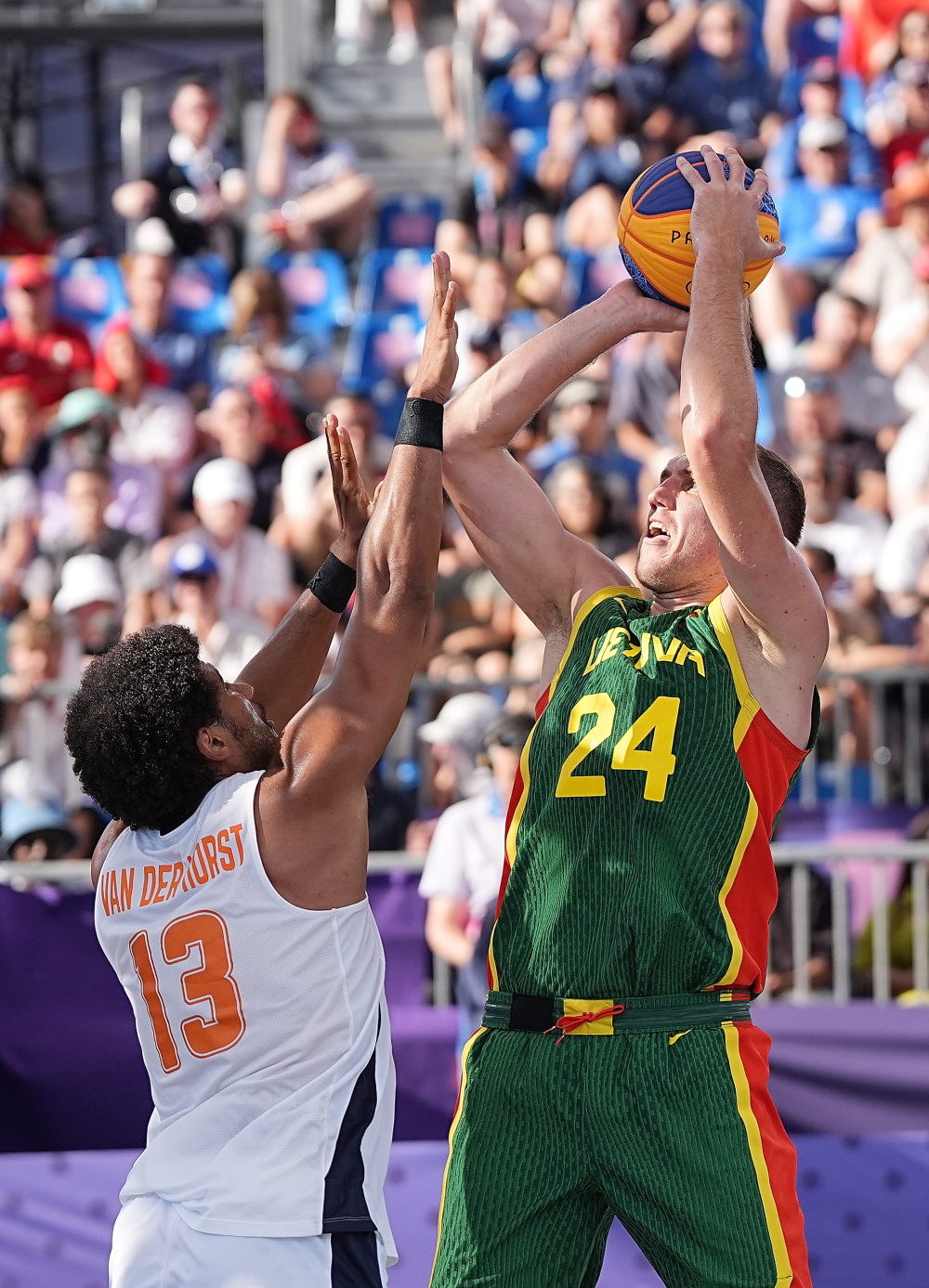 荷兰队在国际篮球比赛中夺冠