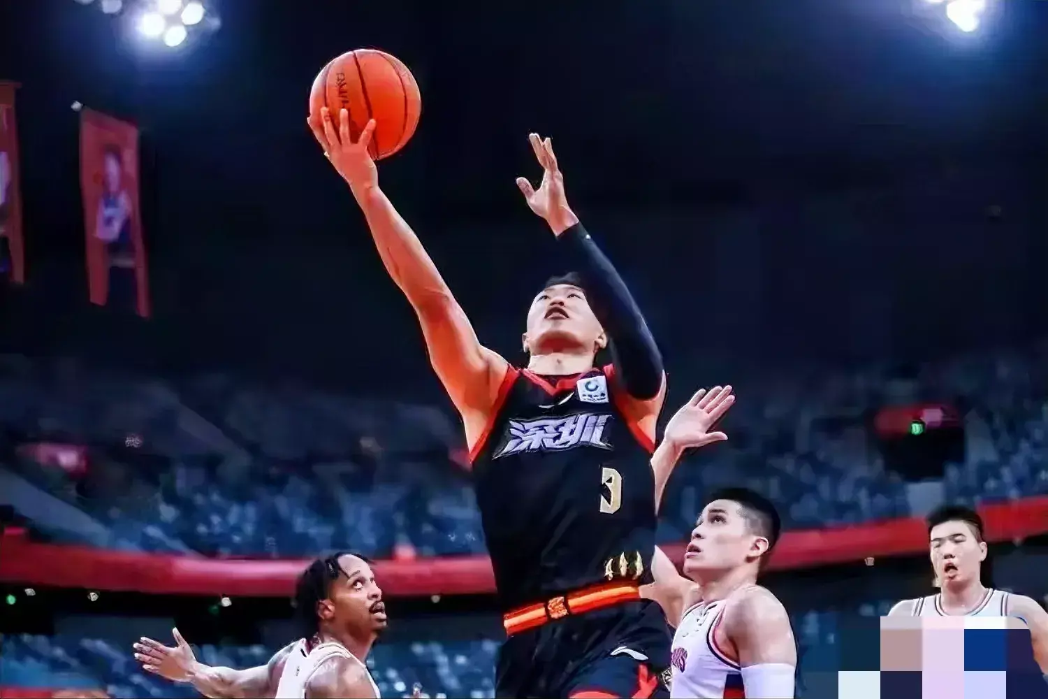 球员们在篮球场上发挥出色,屡破难关 球员们在篮球场上发挥出色,屡破难关