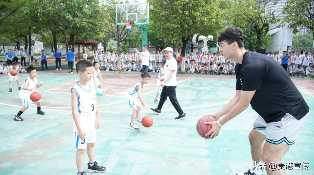 球员们在篮球场上发挥出色,屡破难关 球员们在篮球场上发挥出色,屡破难关