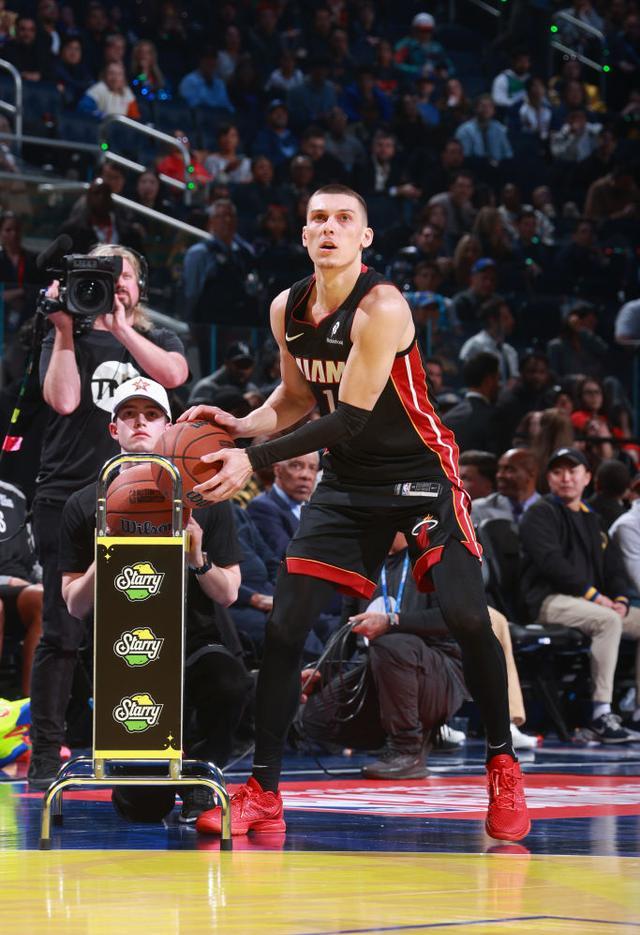 全明星球员在比赛中展现实力 全明星球员在比赛中展现实力