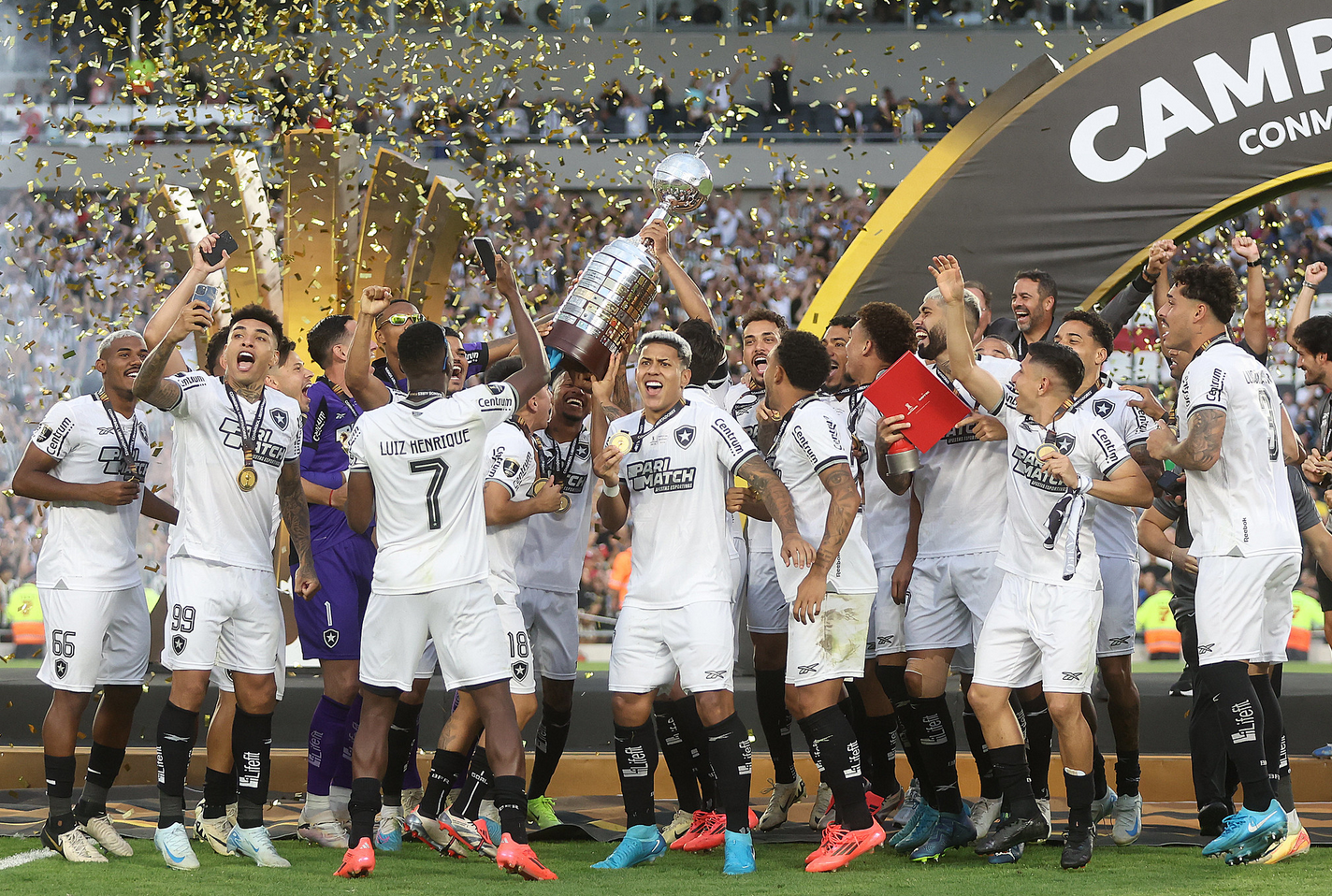 巴西足球队赢得胜利，挺进决赛