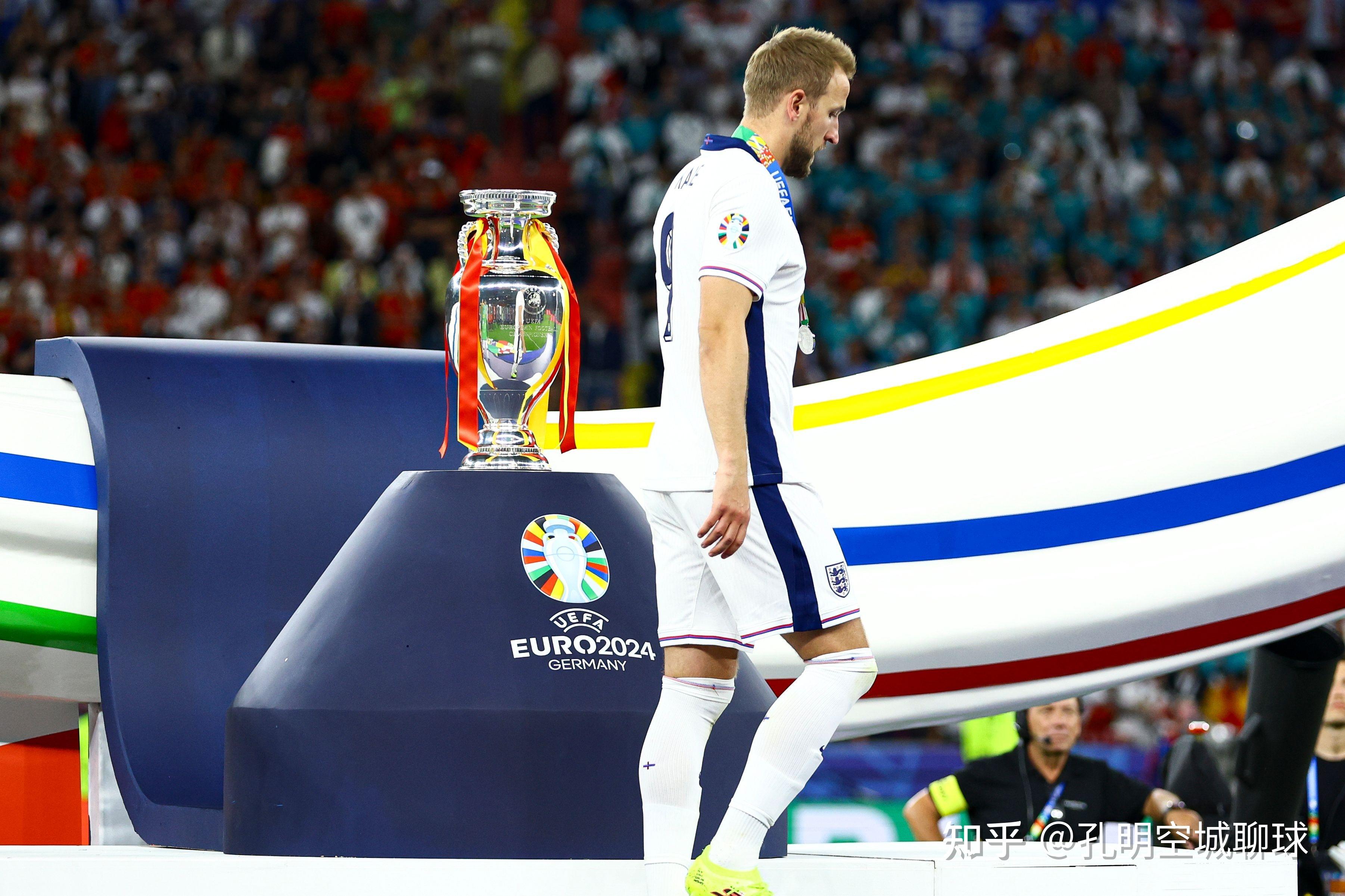 包含欧洲杯比赛排名争夺白热化，选手表现斗志昂扬的词条