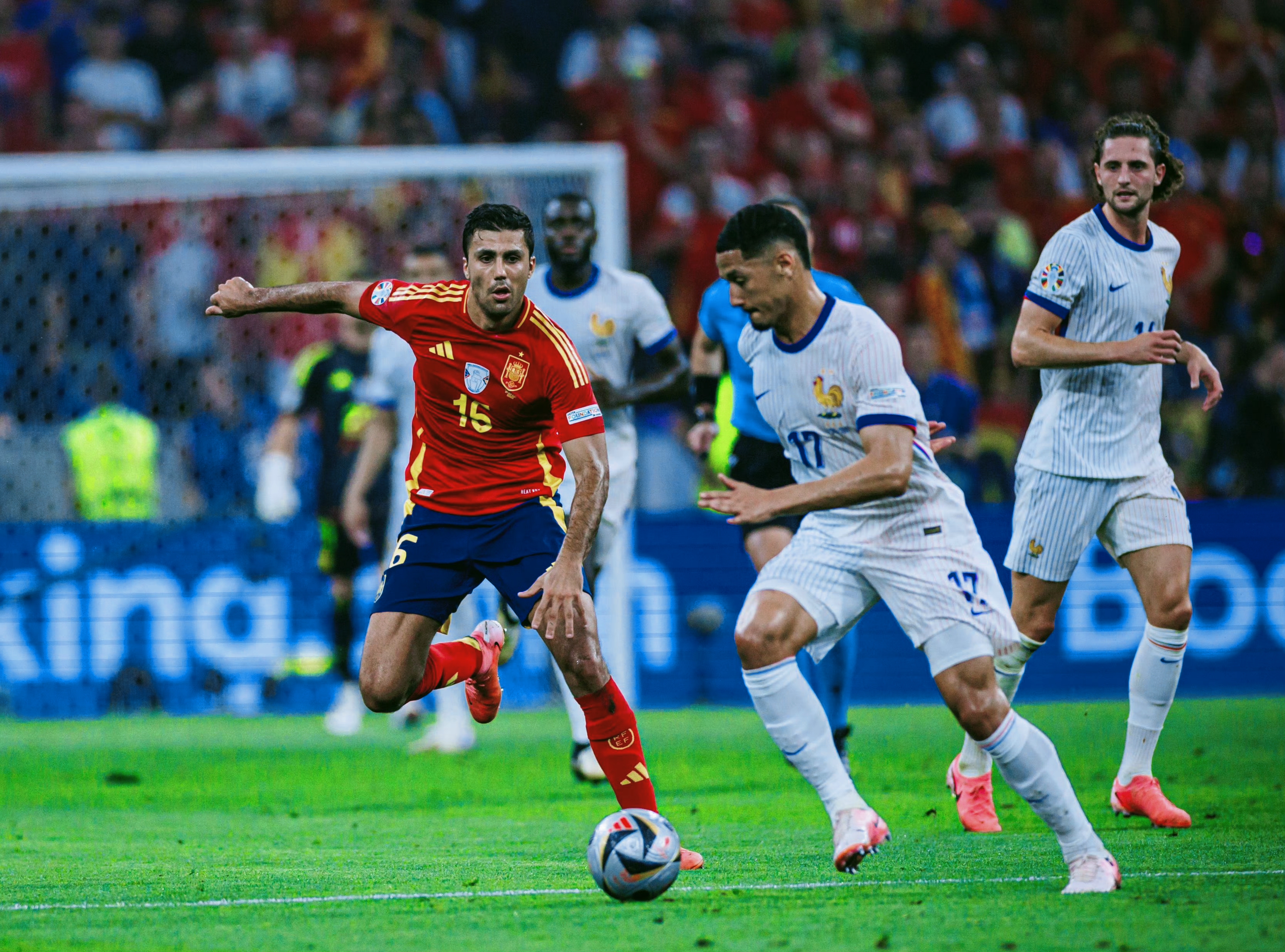 双方球员大秀技术,比赛精彩不断 双方球员大秀技术,比赛精彩不断