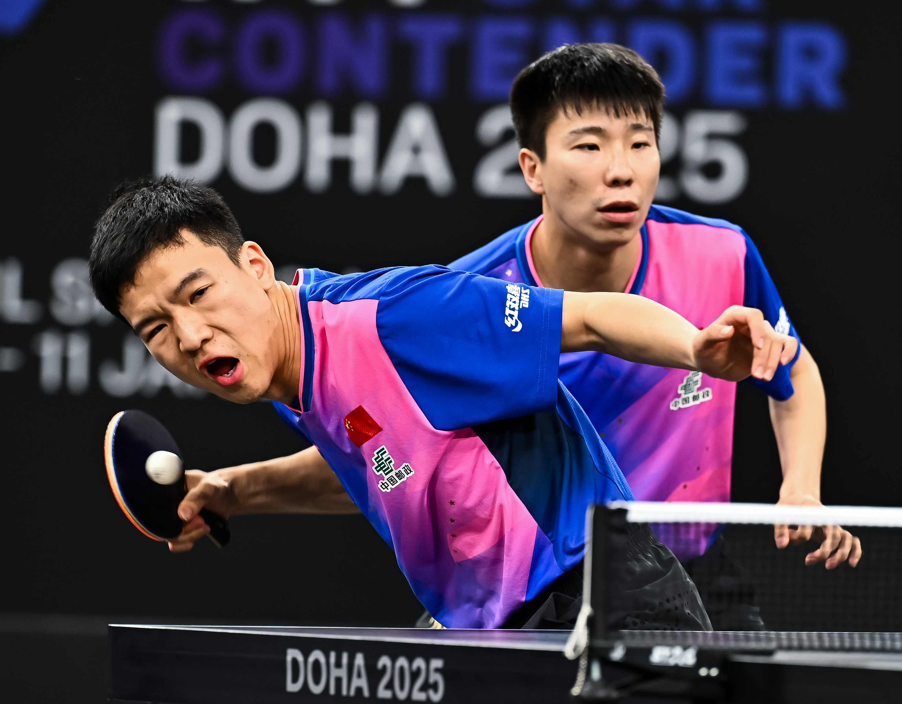 双方球员大秀技术,比赛精彩不断 双方球员大秀技术,比赛精彩不断