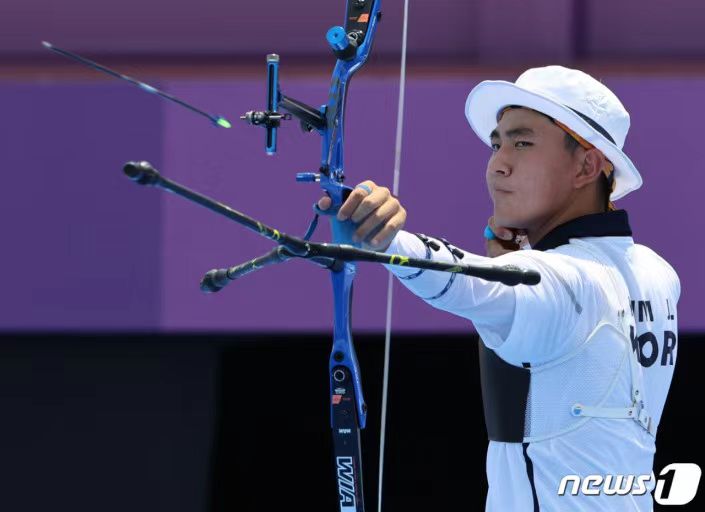 关于射箭项目中男选手实力突出，轻松战胜对手的信息