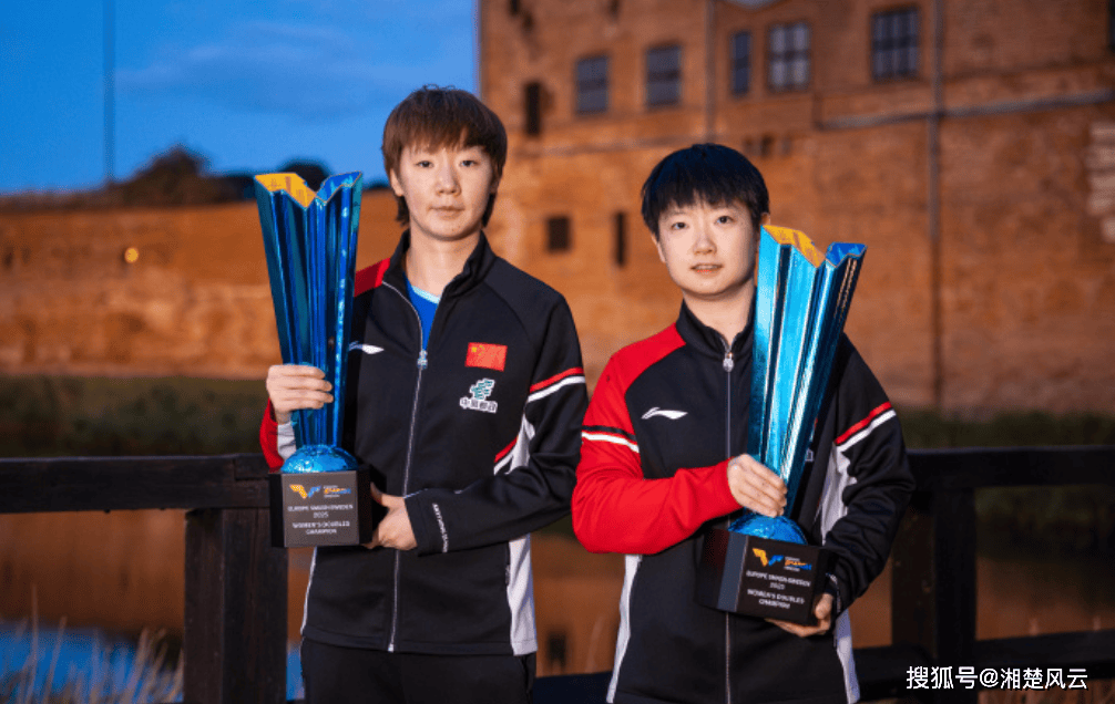 瑞典代表团在击剑比赛中斩获金牌,喜笑颜开 瑞典代表团在击剑比赛中斩获金牌,喜笑颜开