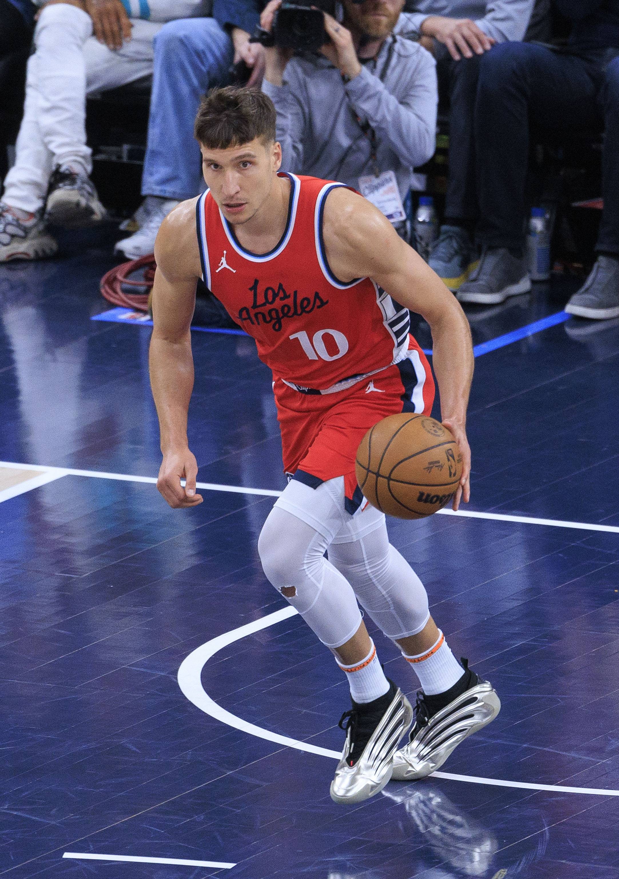 快船大胜勇士,继续领跑 快船大胜勇士,继续领跑