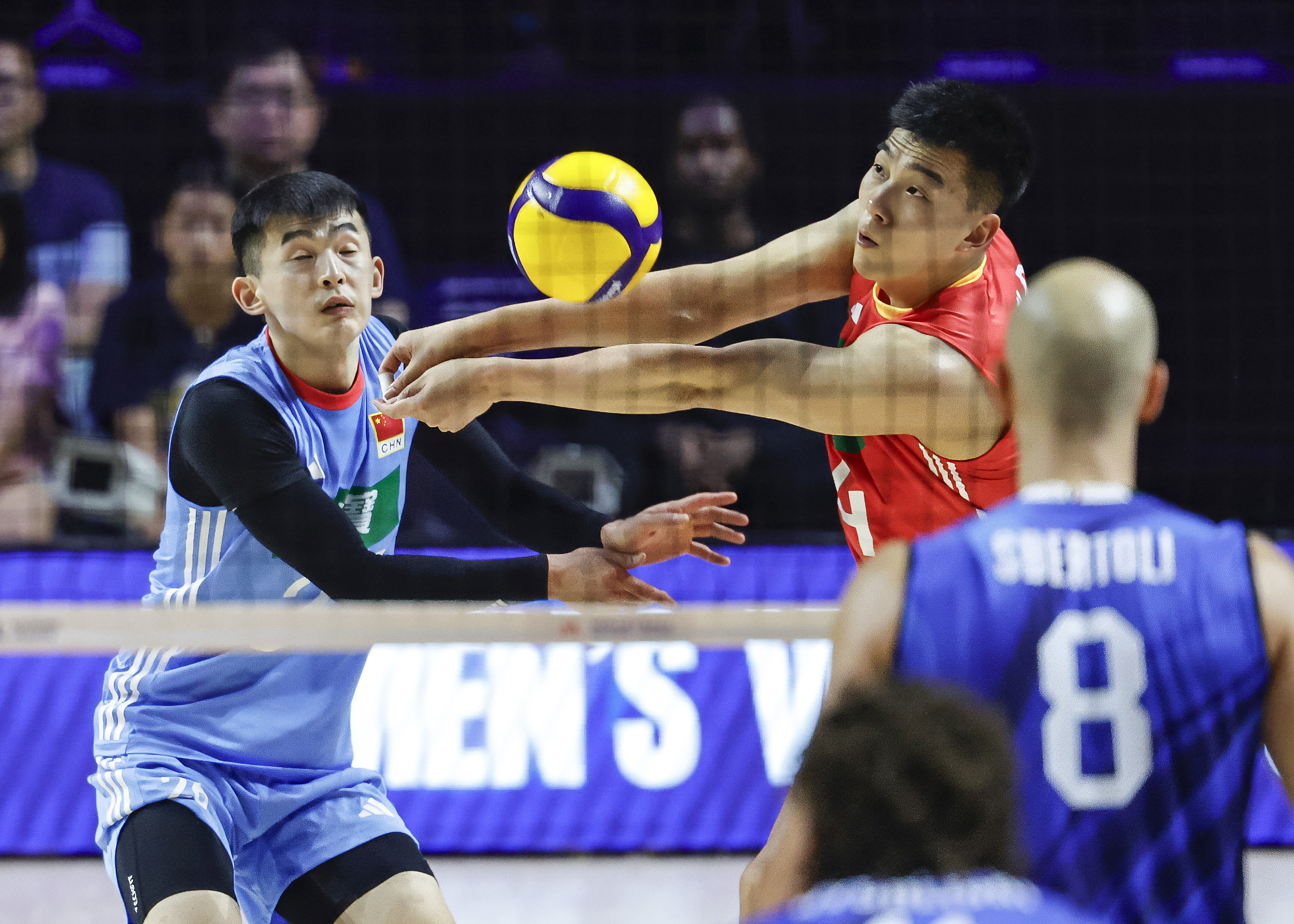 排球传奇谢幕,球迷泪洒赛场 排球传奇谢幕,球迷泪洒赛场