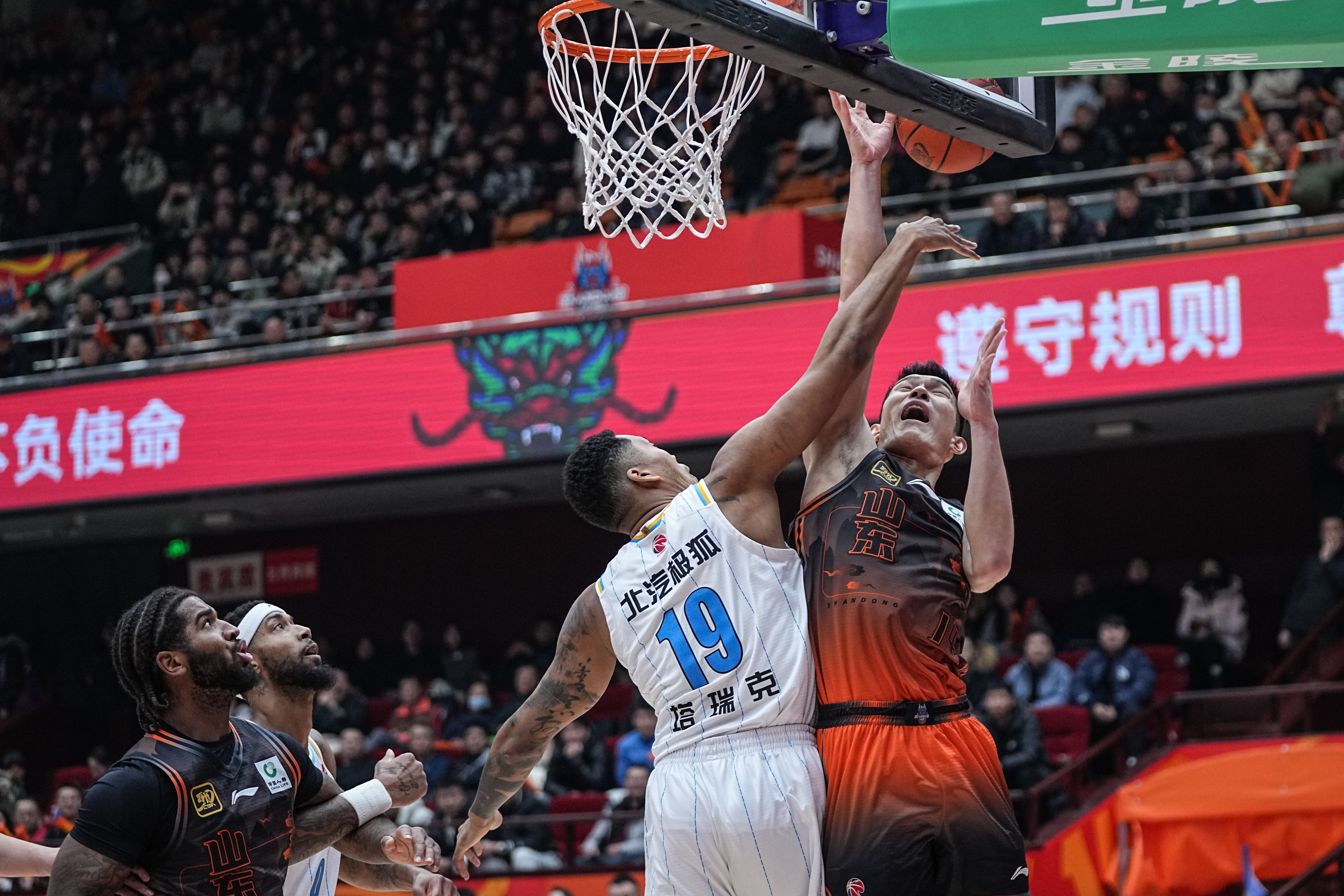 山东队鏖战勇士,詹姆斯关键制胜 山东队鏖战勇士,詹姆斯关键制胜