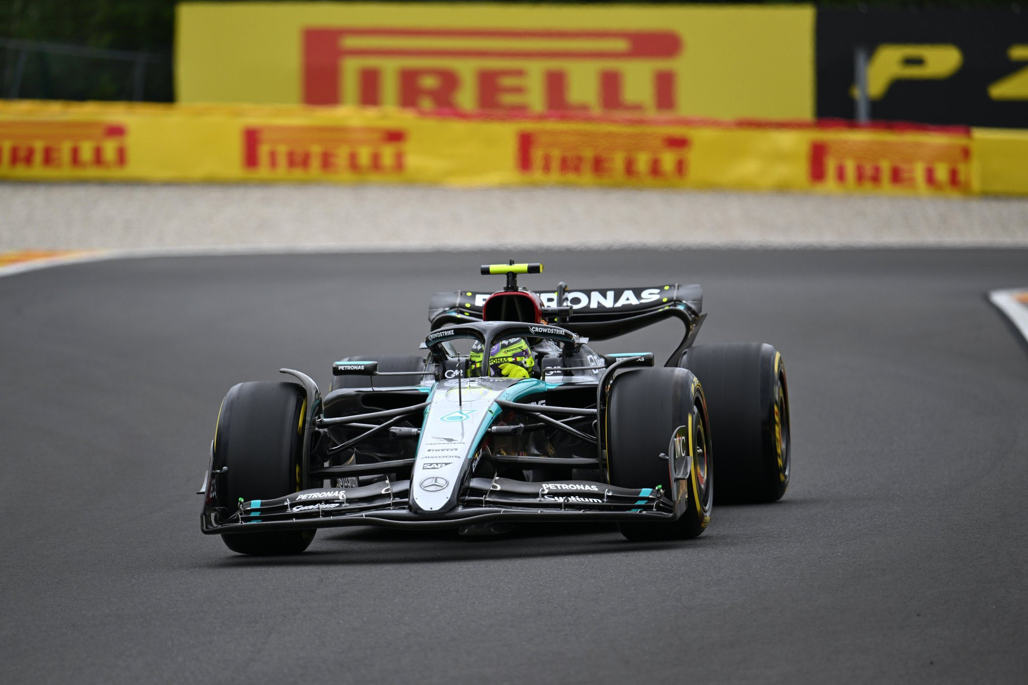 梅赛德斯轻取迈凯伦,佩雷兹高光表现 梅赛德斯轻取迈凯伦,佩雷兹高光表现