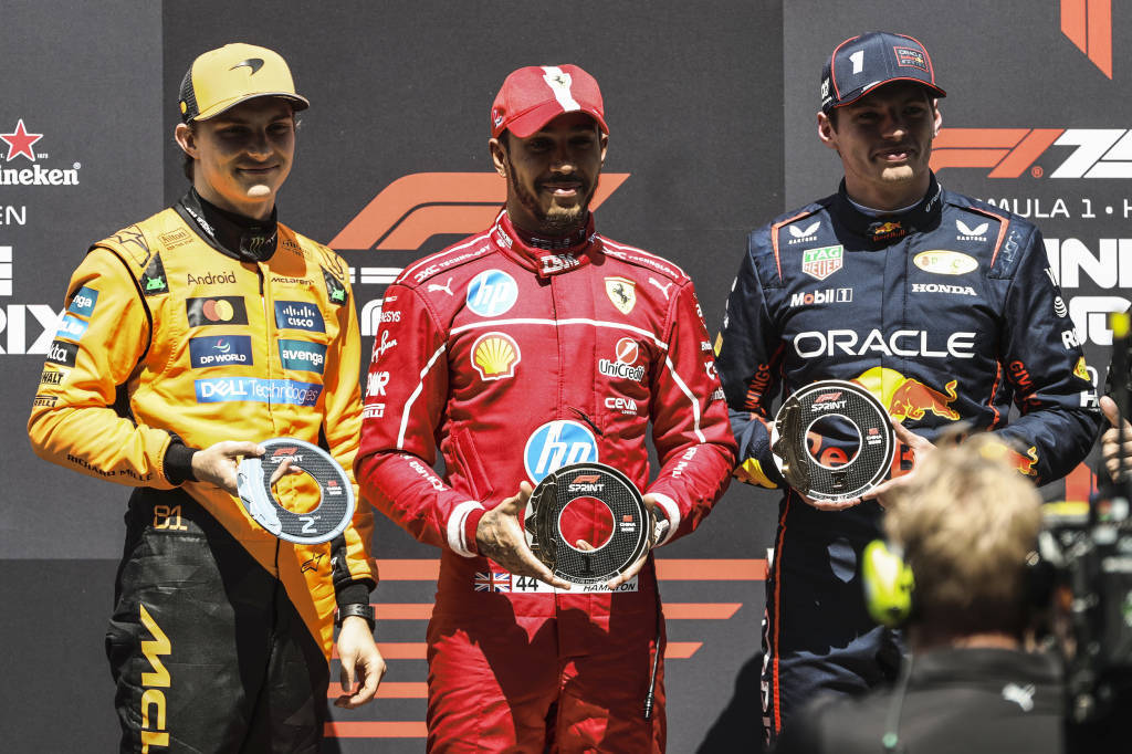 哈斯车队完胜阿斯顿马丁，汉密尔顿点燃赛场