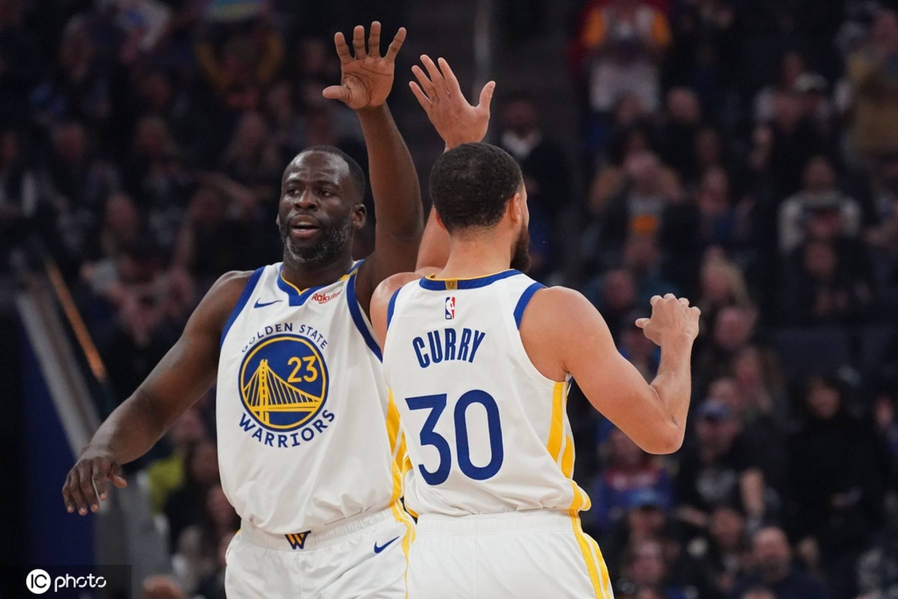 青岛队力克爵士，库里统治全场